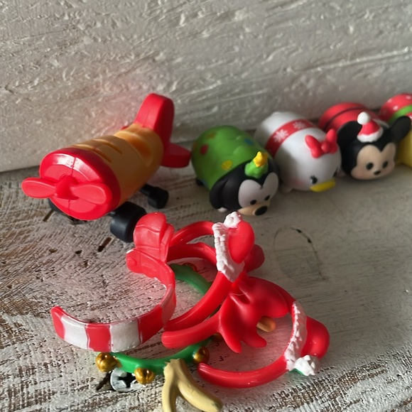 DISNEY Christmas Mickey and Friends Tsum Tsum Vinyl Figurines Lot w/ accessories - Picture 4 of 5